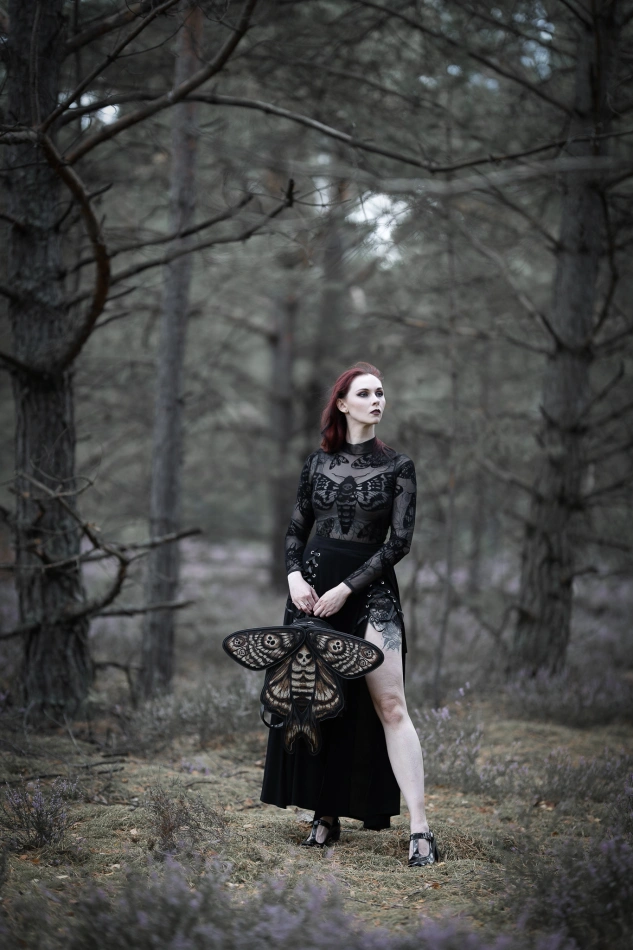 Czarne gotyckie body w ĆMY Death's head hawkmoth